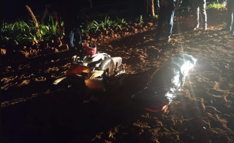 Mulher morre ao colidir motocicleta contra cavalo em estrada vicinal