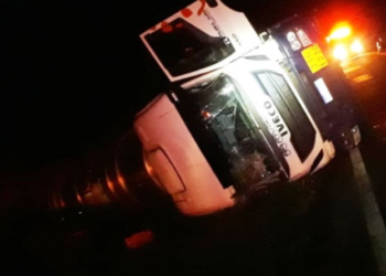 Caminhão tomba na BR-163 com 34 mil litros de etanol e motorista sai ferido em MS