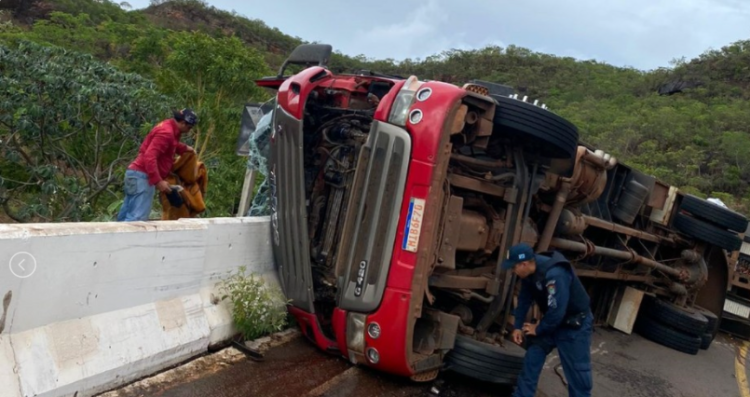 Carreta carregada com bois tomba e deixa motorista e gestante feridos na MS-430