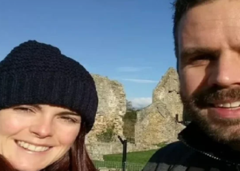 Homem flagra esposa abusando de aluna de 15 anos em carro e a denuncia