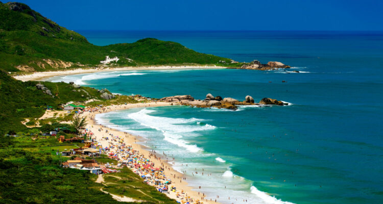 Capitais lideram buscas de viagens para feriado da República, segundo Booking.com