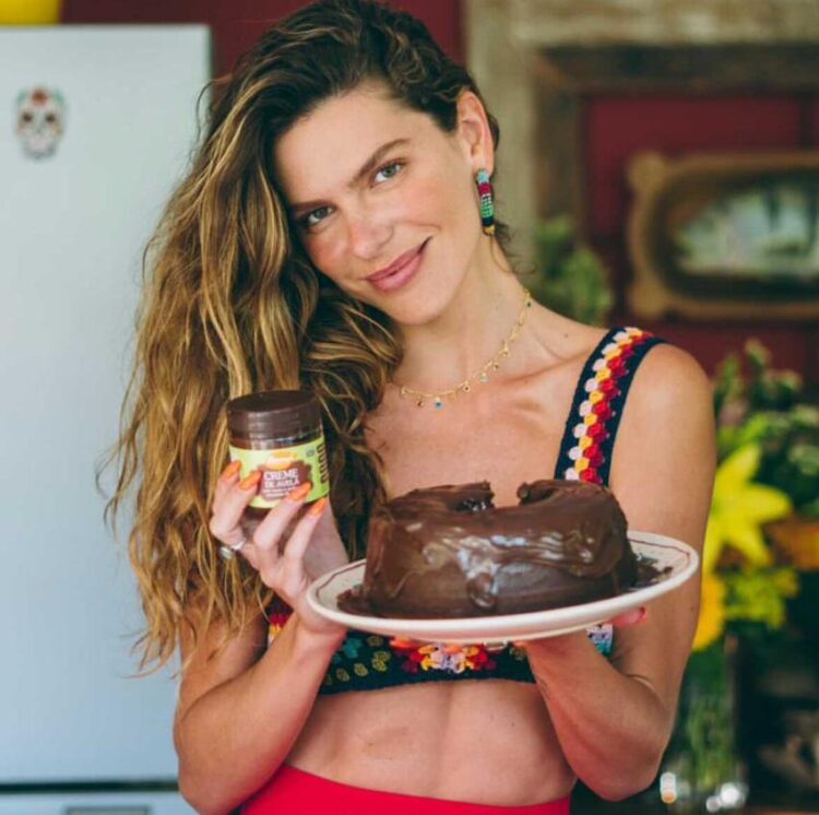 Fácil e saboroso: receita de Bolo com Creme de Avelã saudável