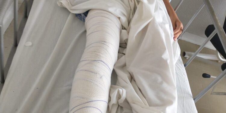 Família pede ajuda para cuidar de menina, após motorista a atropelar e fugir na Capital