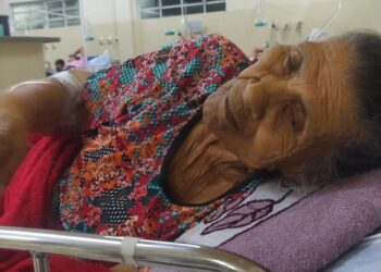 Família desesperada: Idosa de 90 anos está há 2 dias em UPA aguardando vaga em hospital