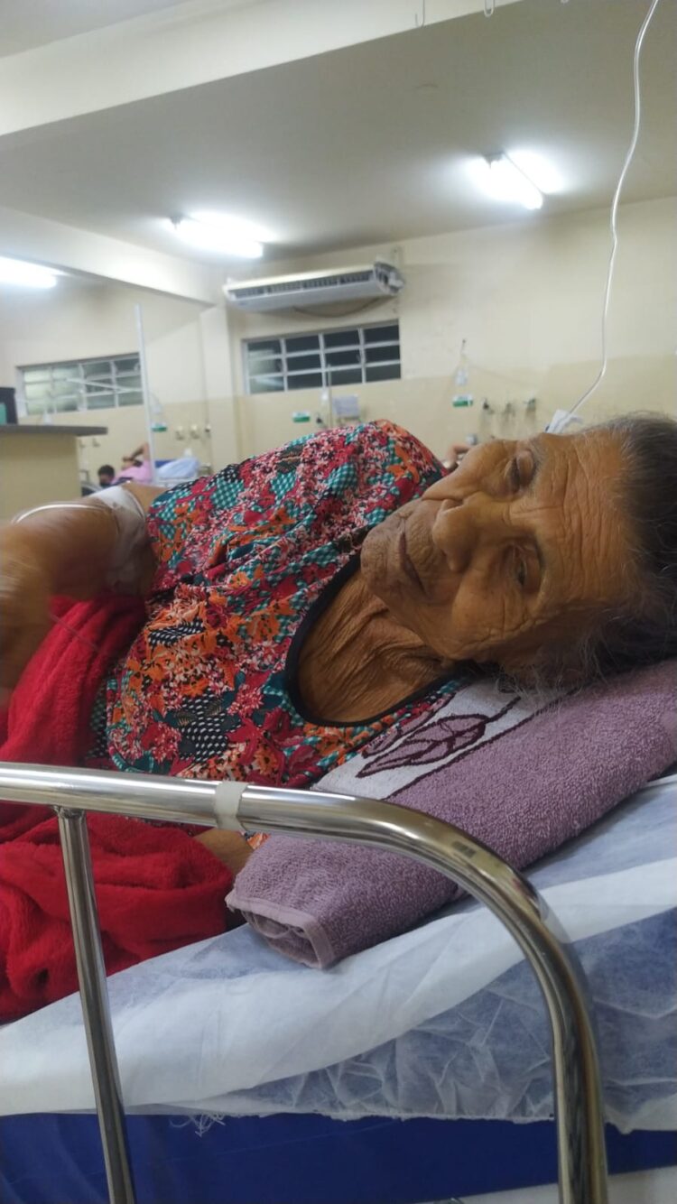 Família desesperada: Idosa de 90 anos está há 2 dias em UPA aguardando vaga em hospital