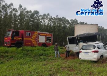 Quatro pessoas morrem em colisão entre carro e caminhão baú nesta manhã na BR-262