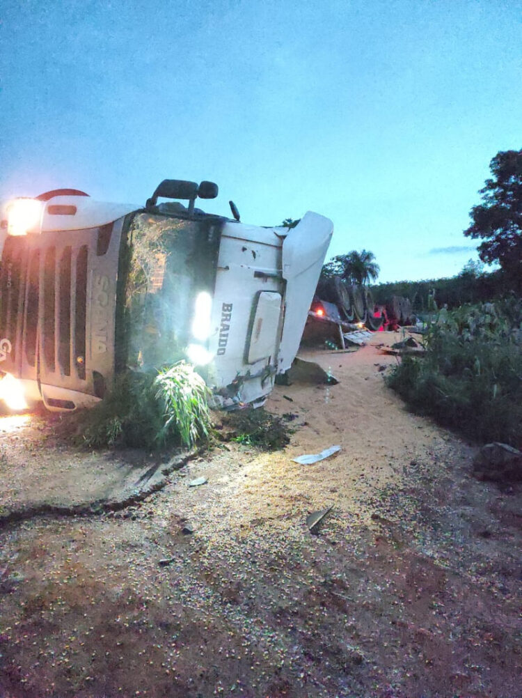 Carreta com 50 toneladas de milho tomba na BR-060 e motorista sai ileso