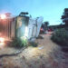Carreta com 50 toneladas de milho tomba na BR-060 e motorista sai ileso