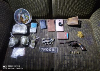 Os policiais também encontraram porções de maconha na casa, com uma balança de precisão. 