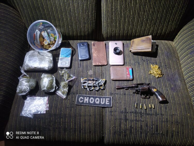 Os policiais também encontraram porções de maconha na casa, com uma balança de precisão.