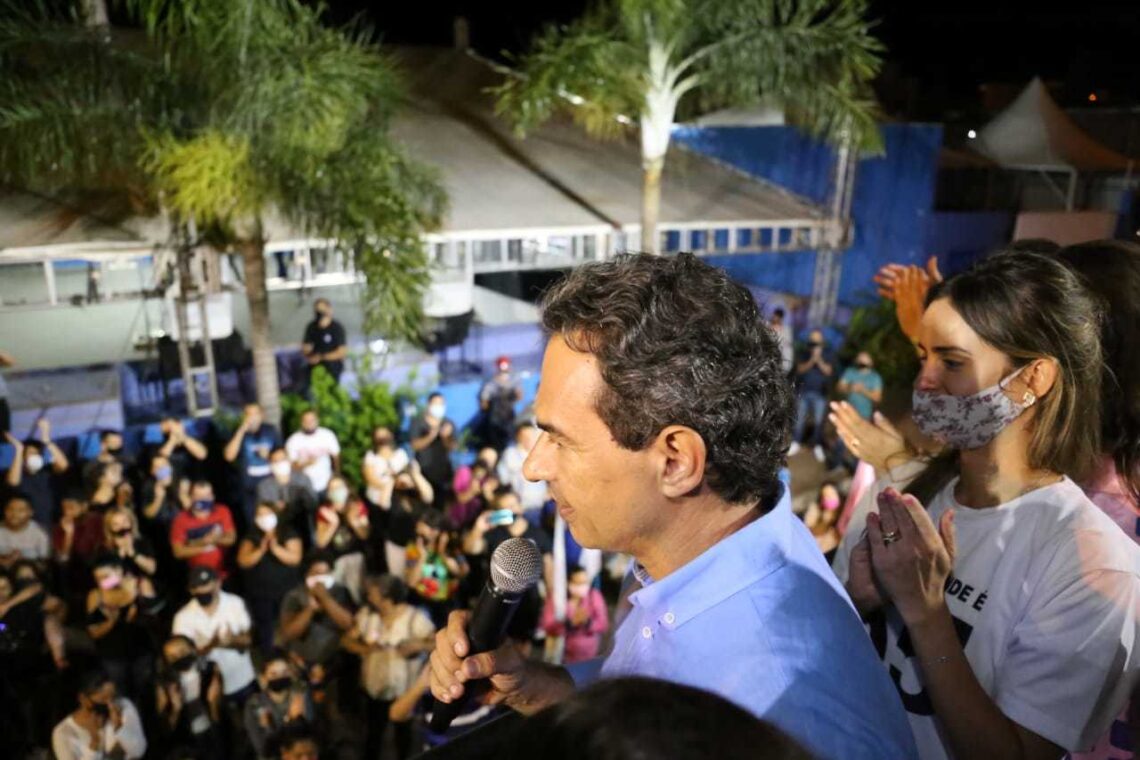 Festa na reeleição, contra o Carnaval 2022: Marquinhos deixa ambulantes e foliões confusos