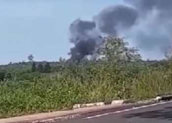 Avião cai no país vizinho, fumaça pode ser vista de longe e não há informações de vítimas