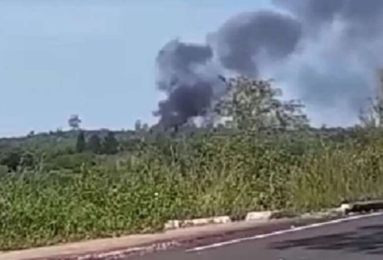 Avião cai no país vizinho, fumaça pode ser vista de longe e não há informações de vítimas