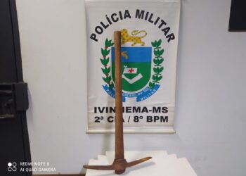 Homem que tentava matar esposa e enteada a golpes de picareta e tijolo é preso