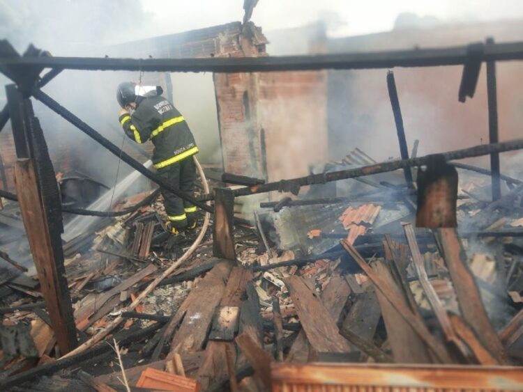 Casa é incendiada e fica destruída em MS