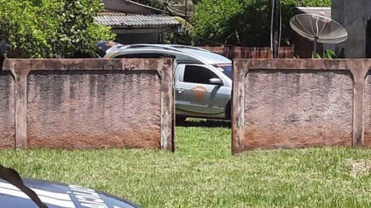 Jovem morre ao ficar presa em janela ao tentar entrar em casa ao retornar de bebedeira