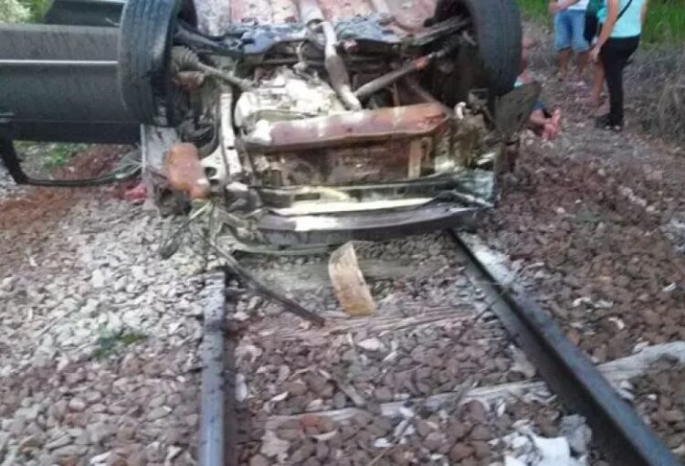 Dupla fica ferida após carro capotar e cair em linha férrea