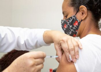 Prefeitura amplia dose de reforço para pessoas com 18 anos ou mais