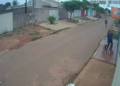 Vídeo: Cães atacam mulher na rua e mesmo com ajuda não largam as pernas dela