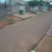 Vídeo: Cães atacam mulher na rua e mesmo com ajuda não largam as pernas dela