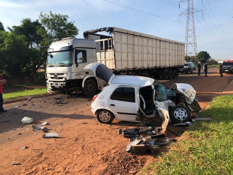 Condutora de Celta bate de frente com caminhão na Guaicurus, não resiste e morre