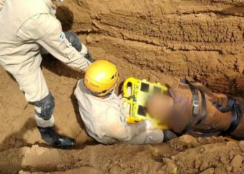 Pedreiro quase morre, após ficar soterrado por 2 metros com obra da rede de esgoto