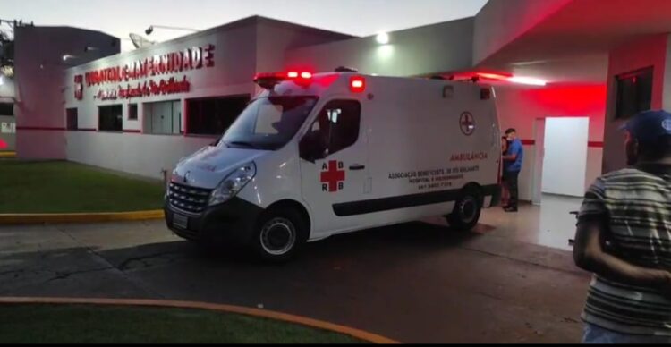 Cinco em Hilux jogam cerveja em ciclista e depois o agredi; o seu estado é grave