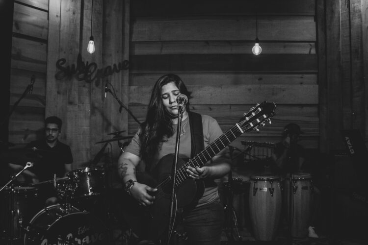 Bia Blanc e banda faz apresentação na inauguração de bar nesta sexta na Capital