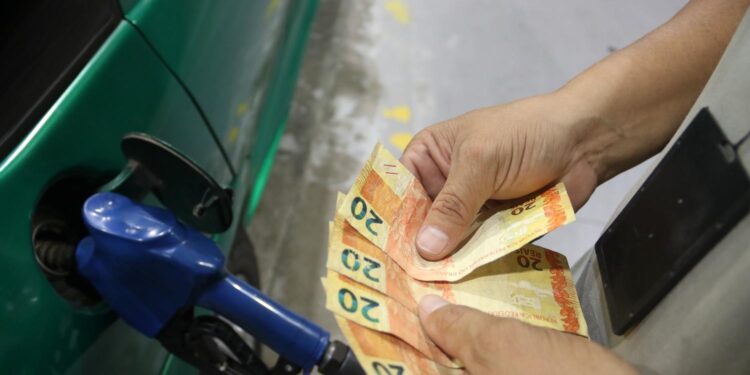 Diesel fecha o ano 46,1% mais caro se comparado a 2020, aponta Ticket Log