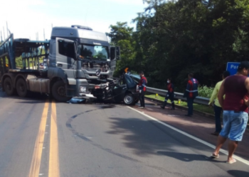 Nesta manhã: Três pessoas que estavam em Gol morreram em colisão com carreta na BR-163