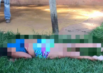 Homens se passando por policiais executam mulher na frente de casa