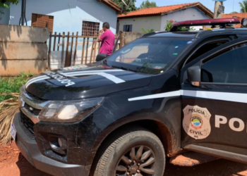 Homem é preso por ameaçar esposa com faca com filha de 6 meses no colo