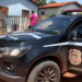 Homem é preso por ameaçar esposa com faca com filha de 6 meses no colo