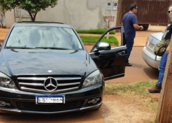 Em Dourados; “casa do tráfico” é fechada e Mercedes, drogas e arma são apreendidos pela polícia