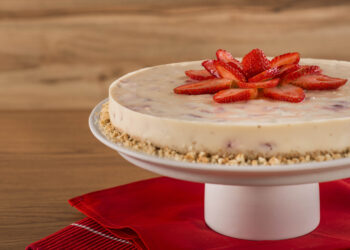 Aprenda a fazer uma torta de morango para sobremesa de Réveillon