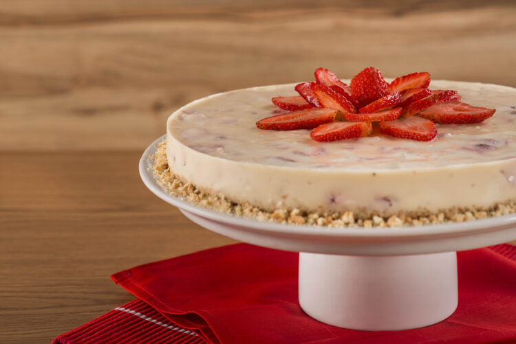 Aprenda a fazer uma torta de morango para sobremesa de Réveillon