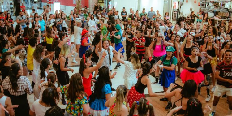 Aulão de FitDance acontece amanhã em shopping e entrada é 2kg de alimentos não perecíveis