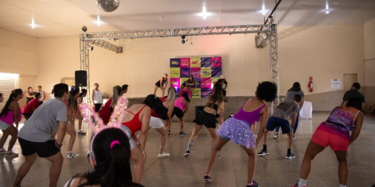 Aulão de FitDance acontece amanhã em shopping e entrada é 2kg de alimentos não perecíveis