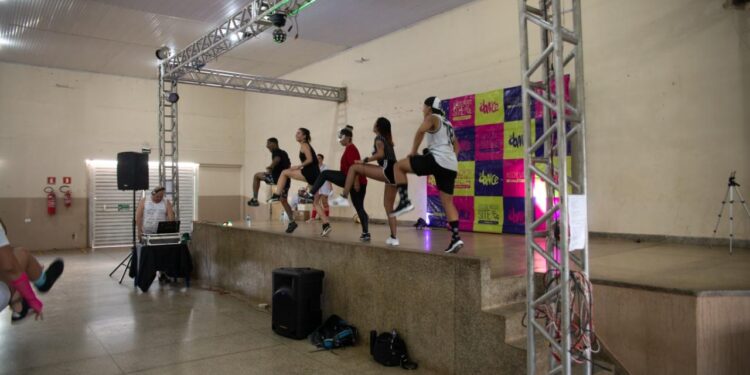 Aulão de FitDance acontece amanhã em shopping e entrada é 2kg de alimentos não perecíveis