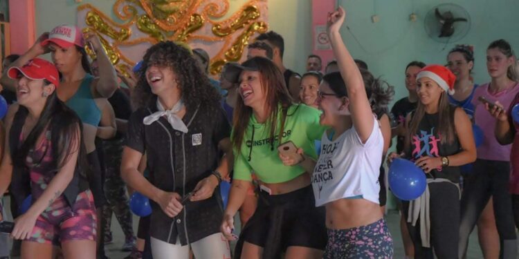 Aulão de FitDance acontece amanhã em shopping e entrada é 2kg de alimentos não perecíveis