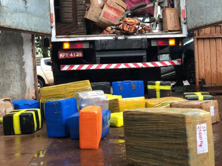 Mais de 19 quilos de drogas escondidos em caminhão de mudança são apreendidos em MS