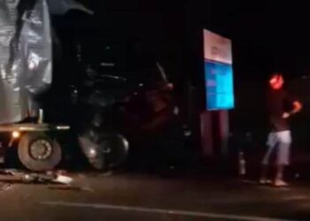 Cabine de caminhão fica destruída em colisão que deixa engarrafamento na BR-163 na Capital