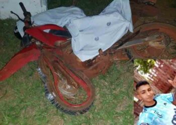 Jovem perde o controle de moto e morre ao cair em rotatória, passageira foi socorrida