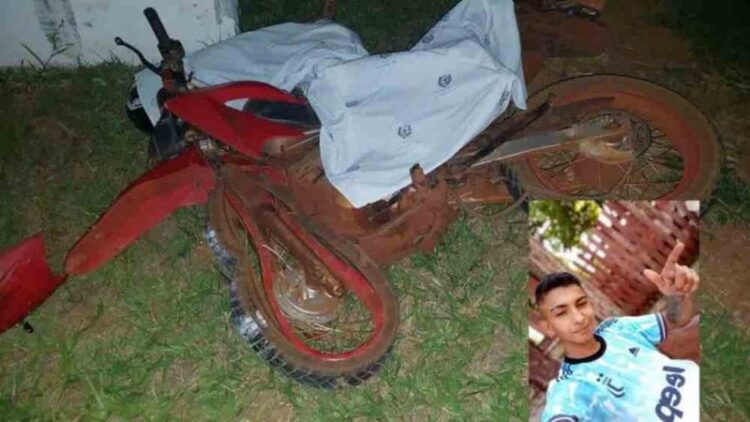 Jovem perde o controle de moto e morre ao cair em rotatória, passageira foi socorrida