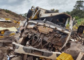 Sem freios, caminhão com pães cai em ribanceira na BR-060 matando o motorista