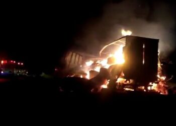 Carreta carregada com algodão fica destruída ao pegar fogo na MS-306