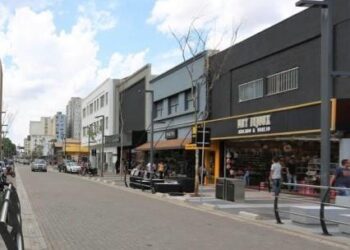 Prefeitura revoga decreto que obrigava lojas do Centro a remover fachadas e toldos na Capital
