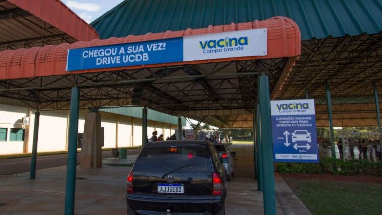 Drive e mais 45 locais estarão abertos hoje à tarde para vacinação contra Covid na Capital