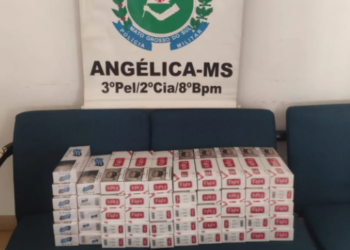 Parati é apreendida com pacotes de cigarros contrabandeados e motorista é preso