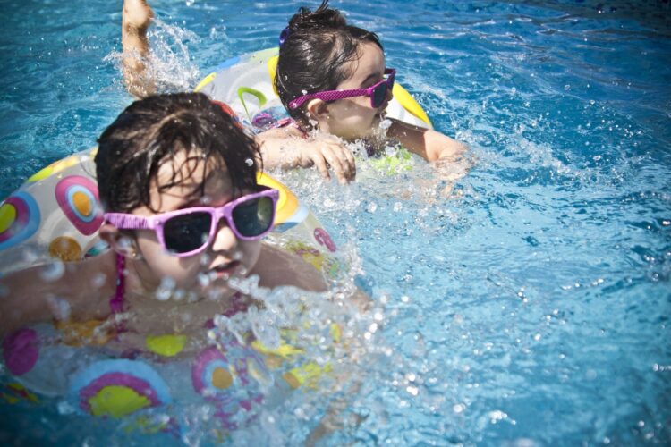 Verão acende o alerta : 17 brasileiros morrem afogados por dia em piscinas